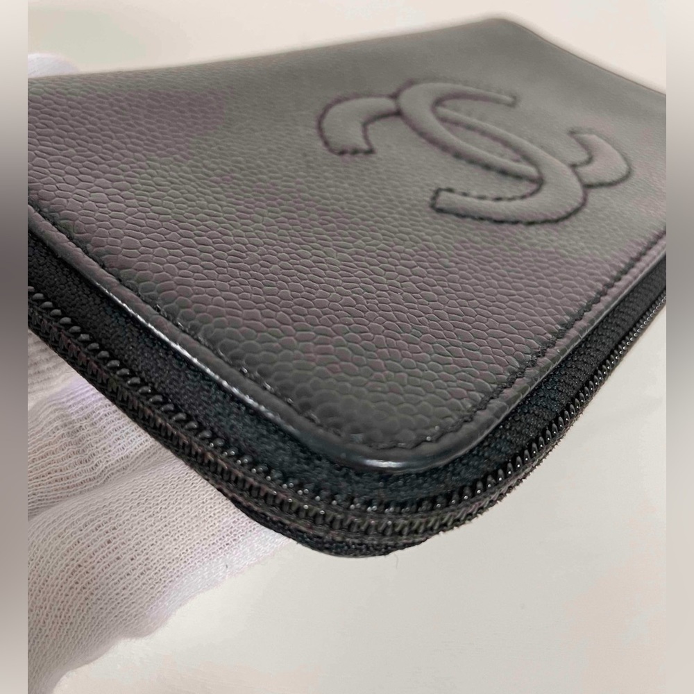Pre-loved Chanel caviar leather zippy wallet